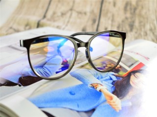 Tròng kính chống ánh sáng xanh có ngăn ngừa tổn thương võng mạc?
